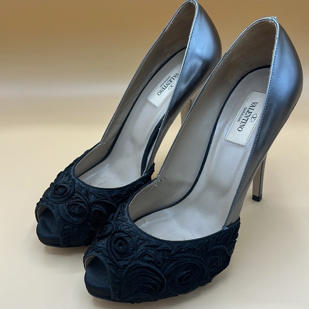 Valentino Garavani Black/Silver Rose Pumps